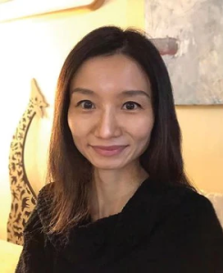 Photo of illustrator Naoko Stoop